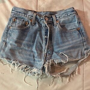 Levi Strauss & Co 501 cut off jean shorts W28